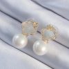 Bouquet Boutique Pirinç Altın Renk Zirkon Taşlı Minimal Çiçek Tasarımlı Kadın Küpe