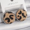 Bouquet Boutique Pirinç Gümüş Renk Daire Plaka Model Leopar Desenli Kadın Küpe