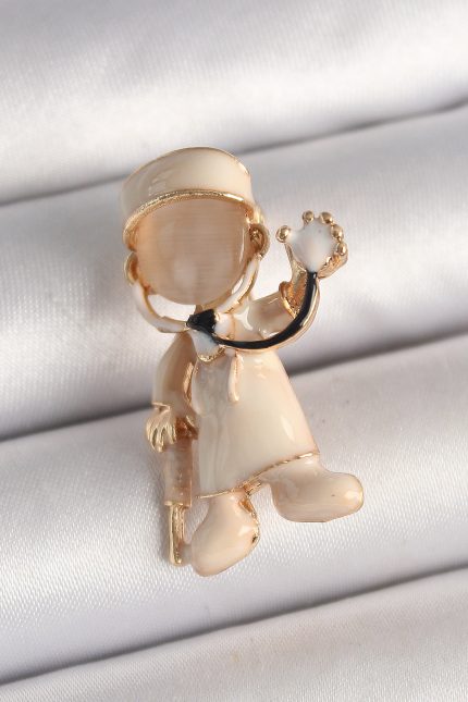 Bouquet Boutique Pirinç Gold Renk Beyaz Mineli Doktor Model Kadın Broş