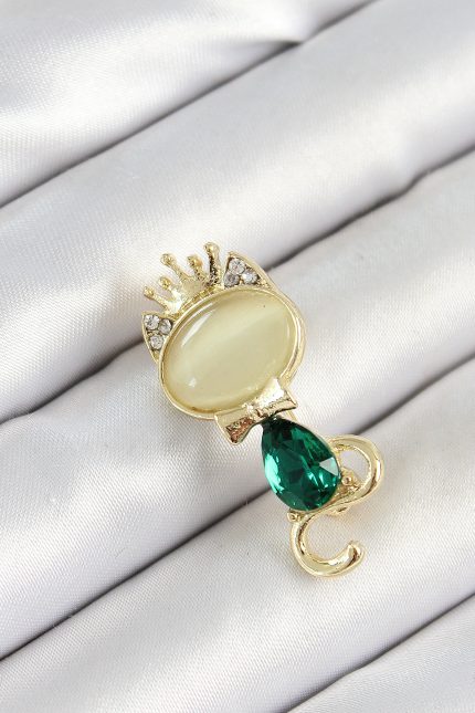 Bouquet Boutique Yeşil Damla Zirkon Taşlı Kraliçe Taçlı Kedi Figürlü Gold Renk Kadın