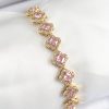 Bouquet Boutique Pirinç Zirkon Taşlı Pembe Yonca Baget Model Gold Renk VIP Seri Kadın Bileklik