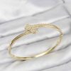 Bouquet Bouqtique Pirinç Gold Renk Zirkon Taşlı Yonca Model Kadın Kelepçe Bileklik BQT35BB8227