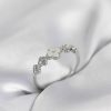 Bouquet Bouqtique Gümüş Renk Minimal Yonca ve Zirkon Taşlı Kadın Yüzük BQT35BYK4057