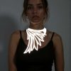 Beyaz Reflektörlü Büyük Kuş Kanadı Choker Kolye, Tarz Lazer Kesim Kolye - APFT1418