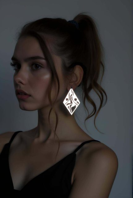Beyaz Reflektörlü Geometrik Küpe, Tarz Lazer Kesim Küpe - APBJ009
