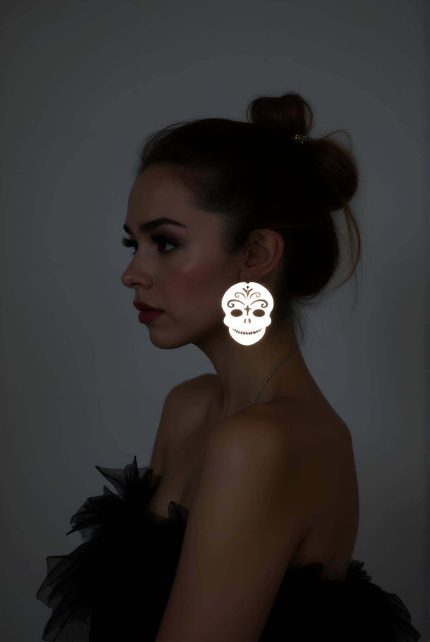 Beyaz Reflektörlü Kurukafa Gotik Küpe, Tarz Lazer Kesim Küpe - APBJ014
