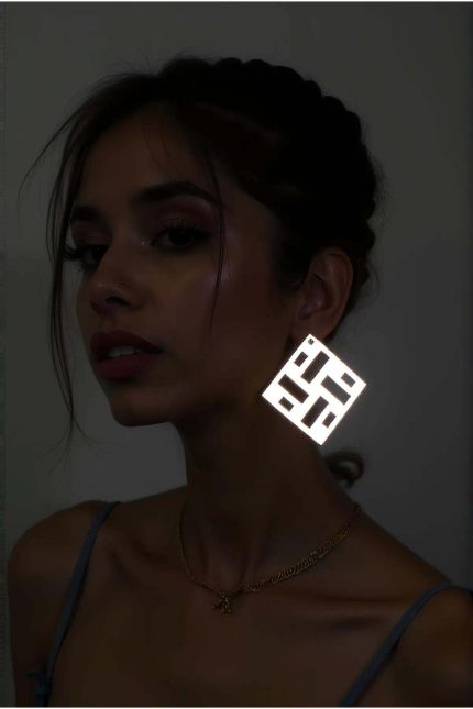 Beyaz Reflektörlü Kare Küpe, Şık Lazer Kesim Küpe - APBJ012