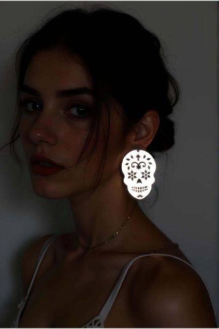 Beyaz Reflektörlü Kurukafa Gotik Küpe, Tarz Lazer Kesim Küpe - APBJ029