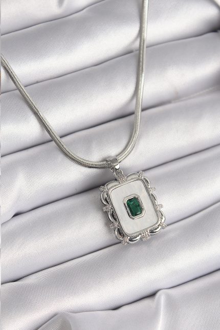 Bouquet Bouqtique 316L Çelik Gümüş Renk İtalyan Zincir Beyaz Sedefli Kare Portre Model Zümrüt Taş Detay Kadın Kolye BQT35BKO9596