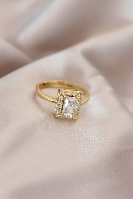 Bouquet Bouqtique Ayarlamalı Gold Renk Metal Zirkon ve Kristal Taşlı Dikdörtgen Model Yüzük BQT35BYK2068