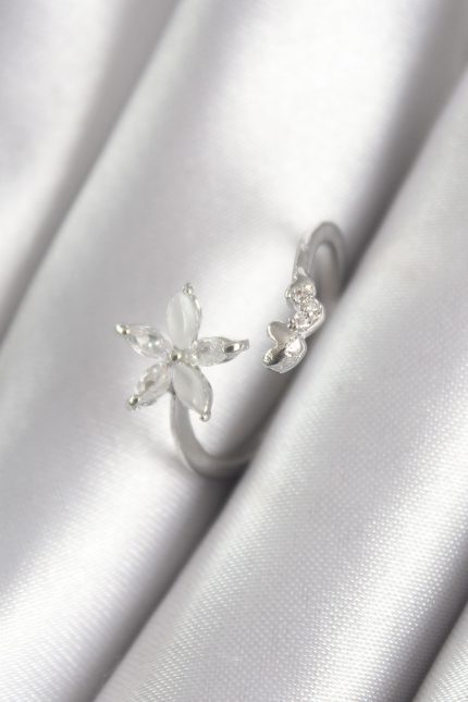 Bouquet Bouqtique Pirinç Gümüş Renk Zirkon Taşlı Çiçek Model Kalp Detay Kadın Yüzük BQT35BYK3070
