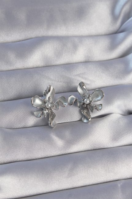 Bouquet Bouqtique Pirinç Gümüş Renk İnci Detay Çiçek Tasarımlı Küpe BQT35BKP9083