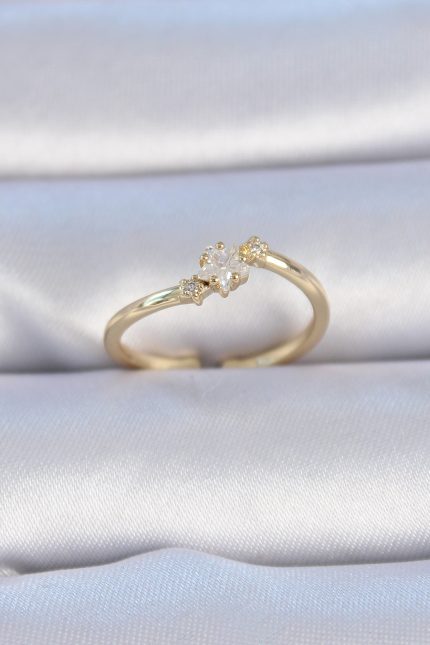 Bouquet Bouqtique Pirinç Gold Renk Beyaz Çiçek Model Zirkon Taş Detay Kadın Yüzük BQT35BYK3322