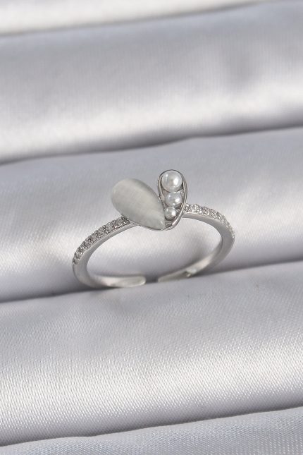 Bouquet Bouqtique Pirinç Gümüş Renk Ayarlanabilir Zirkon Taşlı İncili Beyaz Mineli Kalp Model Kadın Yüzük BQT35BYK3377