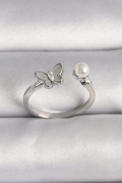 Bouquet Bouqtique Pirinç Gümüş Renk Zirkon Taş Detaylı Beyaz Mineli Kelebek Figür İnci Detay Ayarlanabilir Yüzük BQT35BYK3524