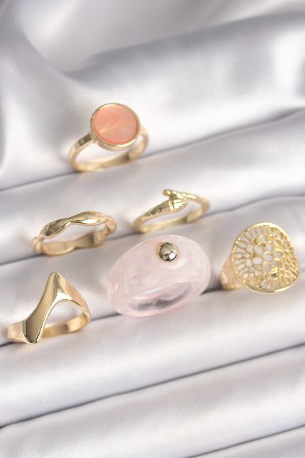 Bouquet Bouqtique Pirinç Gold Renk Pembe Plastik Yüzük Model Daire Pembe Mine Yılan Detay 6'Lı Kadın Yüzük Seti BQT35BYK3613