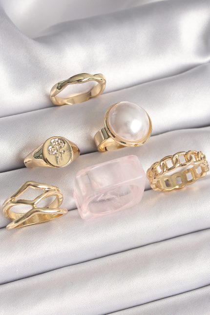 Bouquet Bouqtique Pirinç Gold Renk Beyaz İncili Zincir Yüzük Figür İşleme Detay 6'Lı Kadın Yüzük Seti BQT35BYK3615