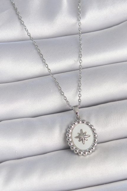 Bouquet Bouqtique 316L Çelik Gümüş Renk Zincir Beyaz Mineli Kutup Yıldız İşlemeli Madalyon Model Kadın Kolye BQT35BKO10062
