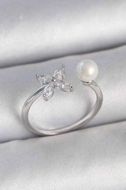Bouquet Bouqtique Pirinç Gümüş Renk Zirkon Taşlı Çiçek Model İnci Detay Ayarlanabilir Kadın Yüzük BQT35BYK3726