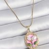 Bouquet Bouqtique 316L Çelik Gold Renk Zincir Pembe Mineli İncili Çiçek İşlemeli Portre Model Kadın Kolye BQT35BKO10169