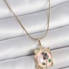 Bouquet Bouqtique 316L Çelik Gold Renk Zincir Pembe Mineli Çiçek İşlemli İnci Detay Portre Model Kadın Kolye BQT35BKO10185