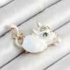 Bouquet Bouqtique Zirkon Taşlı İnci Detaylı Beyaz 3D Kedi Figürlü Gold Renk Kadın Broş BQT35BR440