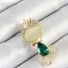 Bouquet Bouqtique Yeşil Damla Zirkon Taşlı Kraliçe Taçlı Kedi Figürlü Gold Renk Kadın Broş BQT35BR450