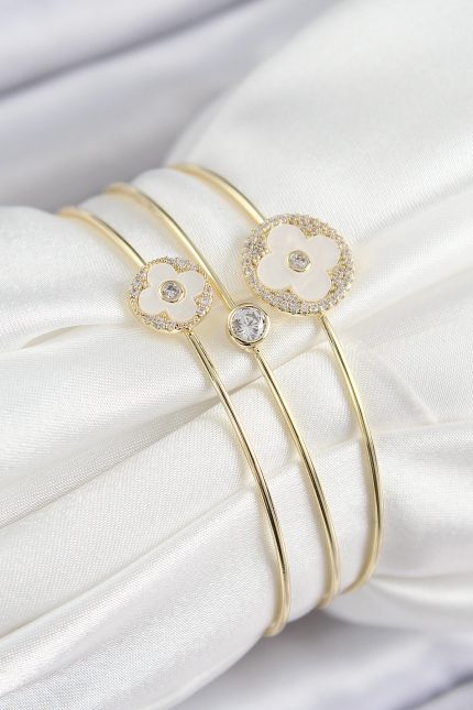 Bouquet Bouqtique Pirinç Zirkon Taşlı Yonca Model Gold Renk Vip 3'lü Kadın Bileklik BQT35BB7336
