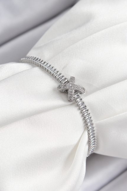 Bouquet Bouqtique Pirinç Zirkon Taşlı X Detaylı Su Yolu Model Gümüş Renk Asansörlü Kadın Bileklik BQT35BB7467