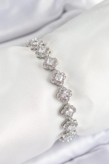 Bouquet Bouqtique Pirinç Zirkon Taşlı Yonca Baget Model Gümüş Renk VIP Seri Kadın Bileklik BQT35BB7509