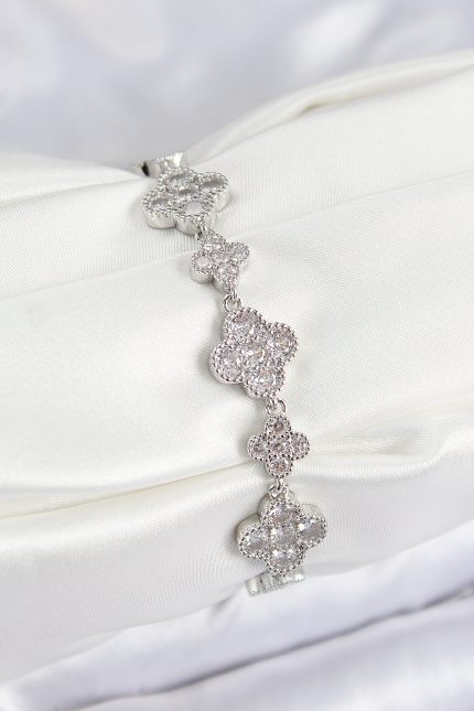 Bouquet Bouqtique Pirinç Zirkon Taşlı Yonca Model Gümüş Renk VIP Seri Kadın Bileklik BQT35BB7521