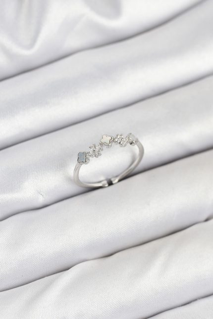 Bouquet Bouqtique Pirinç Gümüş Renk Minimal Yonca Detaylı Kadın Yüzük BQT35BYK3843