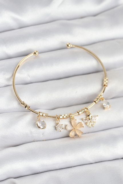 Bouquet Bouqtique Çiçek ve Kelebek Charmlı Gold Renk Pirinç Kadın Bileklik BQT35BB8049