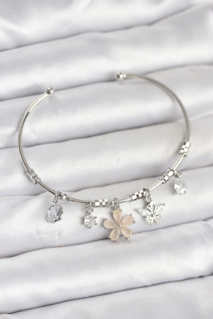 Bouquet Bouqtique Çiçek ve Kelebek Charmlı Gümüş Renk Pirinç Kadın Bileklik BQT35BB8050