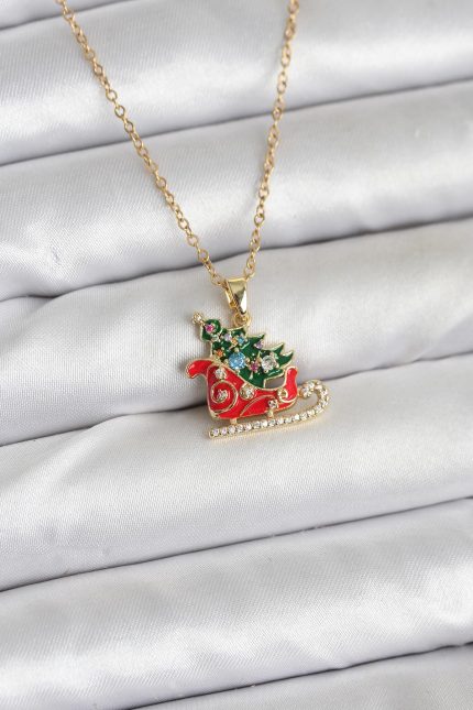 Bouquet Bouqtique 316L Çelik Zincir Gold Renk Kızak ve Çam Ağacı Figürlü Yılbaşı Temalı Kadın Kolye BQT35BKO10716