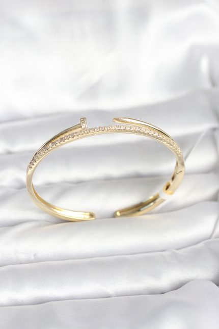 Bouquet Bouqtique Pirinç Gold Renk Zirkon Taşlı Çivi Model Kadın Kelepçe Bileklik BQT35BB8090