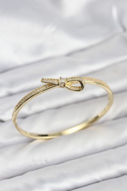 Bouquet Bouqtique Pirinç Gold Renk Zirkon Taşlı Fiyonk Model Kadın Kelepçe Bileklik BQT35BB8224