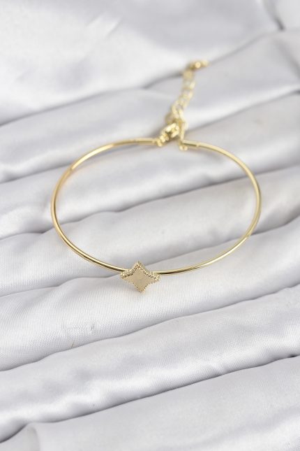 Bouquet Bouqtique Gold Renk Pirinç Köşeli Yonca Model Kadın Bileklik BQT35BB8233
