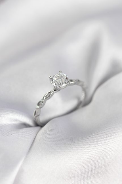 Bouquet Bouqtique Gümüş Renk Sarmal Zincir Model Tek Taş Model Zirkon Taşlı Kadın Yüzük BQT35BYK3976