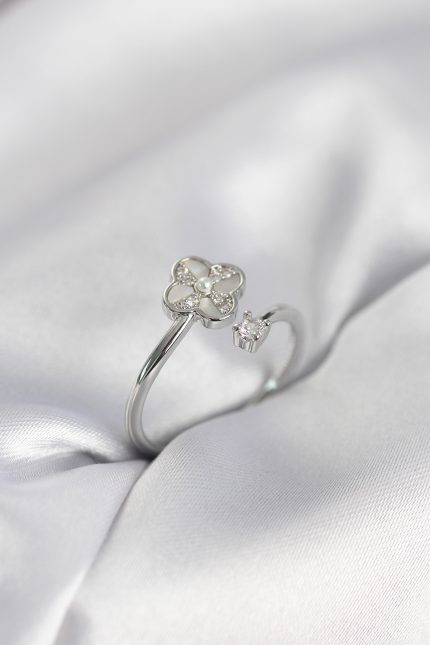 Bouquet Bouqtique Gümüş Renk Zirkon Taşlı Yonca Model Kadın Yüzük BQT35BYK4053