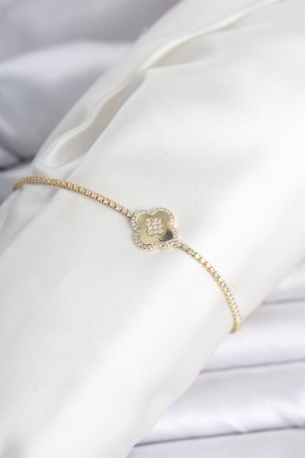 Bouquet Bouqtique Pirinç Gold Renk Zirkon Taşlı Yonca Model Su Yolu Kadın Bileklik BQT35BB8476