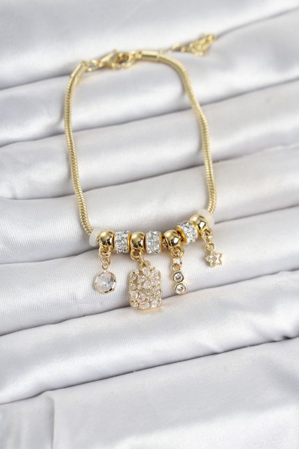 Bouquet Bouqtique Pirinç Gold Renk Çiçek Detaylı Charmlı Kadın Bileklik BQT35BB8452
