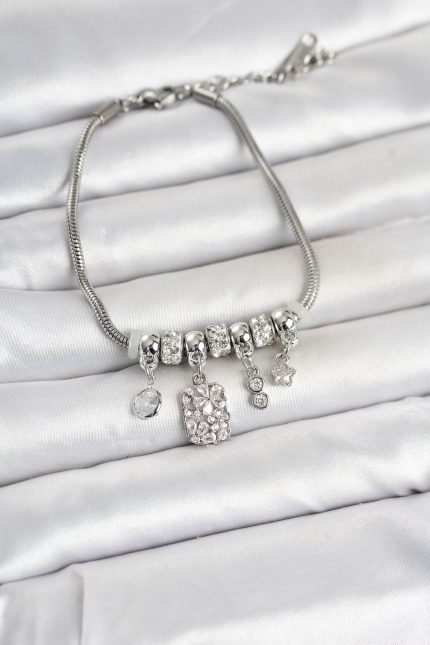 Bouquet Bouqtique Pirinç Gümüş Renk Çiçek Detaylı Charmlı Kadın Bileklik BQT35BB8453