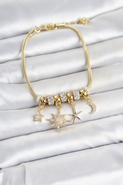 Bouquet Bouqtique Pirinç Gold Renk Kutup Yıldızı Detaylı Charmlı Kadın Bileklik BQT35BB8454