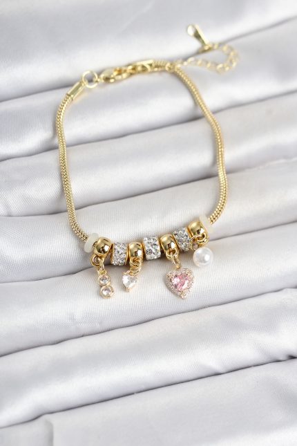 Bouquet Bouqtique Pirinç Gold Renk Kalp Detaylı Charmlı Kadın Bileklik BQT35BB8456