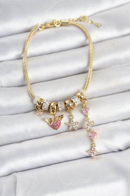 Bouquet Bouqtique Pirinç Gold Renk Kalp ve Çiçek Detaylı Charmlı Kadın Bileklik BQT35BB8460