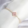 Bouquet Bouqtique Pirinç Gold Renk Pembe Zirkon Taşlı Yonca Model Su Yolu Kadın Bileklik BQT35BB8466
