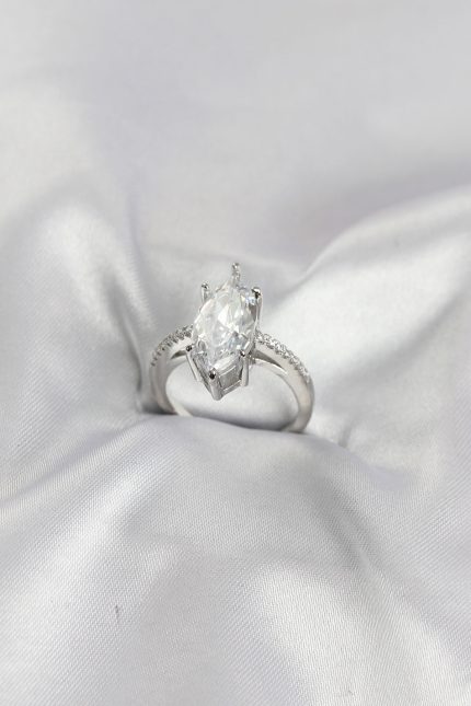 Bouquet Boutique Gümüş Renk Pirinç Markiz Kesim Zirkon Taşlı Kadın Yüzük BQT35BYK4190