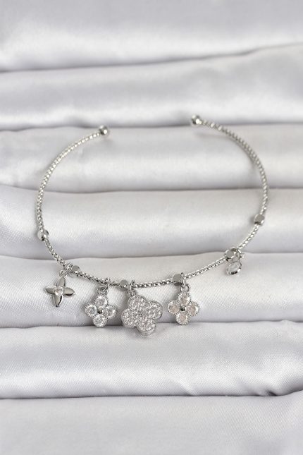 Bouquet Boutique Gümüş Renk Pirinç Yonca Detaylı Charmlı Kadın Bileklik BQT35BB8483