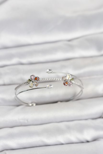 Bouquet Boutique Gümüş Renk Pirinç Zirkon Taşlı Çiçek Model Kadın Bileklik BQT35BB8522